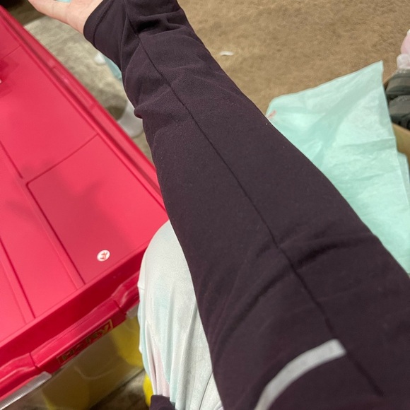 Nike plum small , thumb holes Dri-Fit - Picture 4 of 7